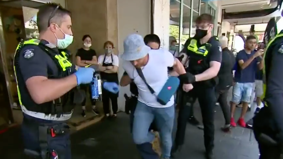墨尔本反封锁抗议者与警方发生冲突