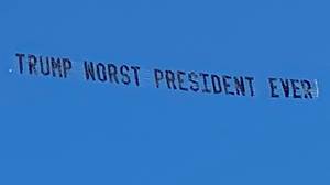 飞机飞行“最糟糕的总统”和“可怜的失败者”签署唐纳德特朗普的家