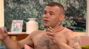 有'英格兰世界杯赢家'纹身的人品牌关于裸照男子的“同性恋”