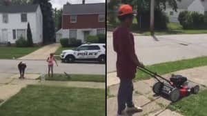 邻居打电话给警察，以12岁男孩割草的草坪