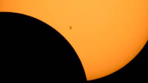 NASA捕获了ISS的惊人图像，经过Eclipse