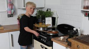 侏儒症的少年从大学厨房禁止作为高度姿势的'安全风险'