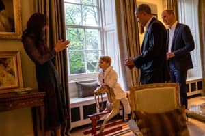 Internet Photoshop乔治王子在认真酷酷的奥巴马握手之后