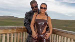 Kanye West向妻子Kim Kardashian'正式成为亿万富翁的奇怪致敬