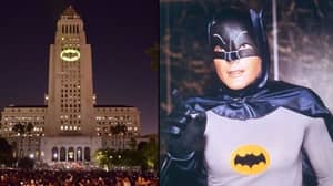 洛杉矶用蝙蝠信号点燃了City Hall，向亚当西致敬
