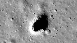 在月球上发现了一个巨大的洞穴