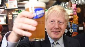 Boris Johnson暗示品脱的提示可能会在酒吧重新打开时削减