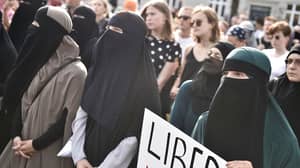“布卡禁令”在丹麦生效，数百名抗议者抗议
