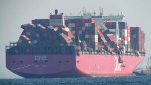 货物船只在粗糙太平洋天气中丢失1,816个运输集装箱