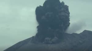 男人捕获火山爆发的史诗镜片和后果