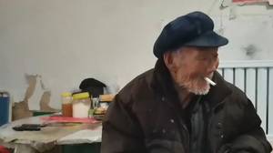 一个100岁的老人抽烟，喝酒，不担心他吃什么