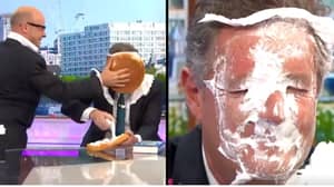 皮尔斯·摩根（Piers Morgan）代表“穿帕普斯的爸爸”，哈利·希尔（Harry Hill）扔在他的脸上
