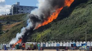 伯恩茅斯海滩发生火灾，游客被迫逃离