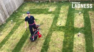高尔夫粉丝在后面的花园里创造了'迷你大师的课程