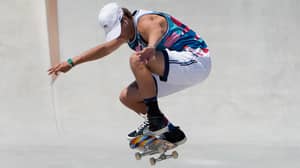 在东京奥运会上，贾格尔·伊顿穿着空中吊舱玩滑板