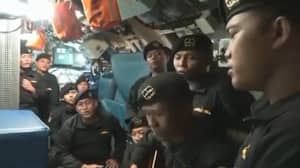 心脏扭窗视频显示注定注定印度尼西亚潜艇歌唱的船员