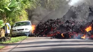 令人不安的镜头显示熔岩在夏威夷的道路上摧毁了所有东西