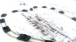 俄罗斯中尉向女友提供了16个坦克，安排在心的形状