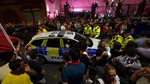 警察猛击成千上万的利物浦粉丝填充街道冠心病危机