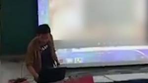 当老师们扮演错误的视频时，色情播放到众多震惊的学生