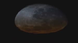 罕见的镜头显示，月球在轨道日落中融化