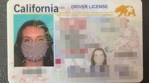 女人忘了脱掉驾驶许可证照片的面罩
