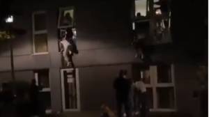 视频显示，当安全关闭聚会时，学生从窗户跳下来