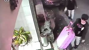 视频显示一名台湾男子涉嫌在行李箱中携带死去的女友