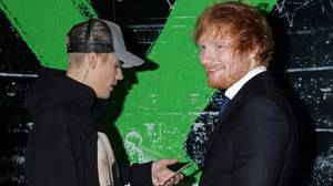 埃德·希兰（Ed Sheeran）用高尔夫俱乐部砸碎了贾斯汀·比伯（Justin Bieber）