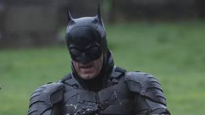 罗伯特·帕丁森的全套蝙蝠服和蝙蝠摩托在片场曝光