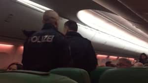 飞行员转移飞机因为乘客拒绝停止放屁