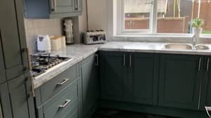 女人使用油漆和乙烯基改变厨房的厨房