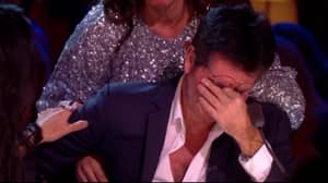 Simon Cowell在聆听慈善机构后的名人X因子决赛中泪流满面