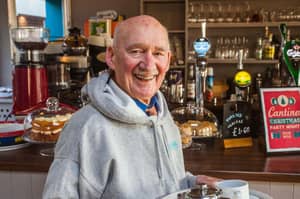 89岁的战争退伍军人说他在咖啡馆里'染色了无聊的土地
