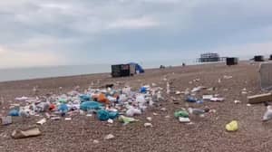 随着气温飙升，英国海滩上到处都是垃圾