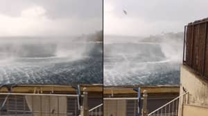 英国游客在他位于科孚岛的酒店外面捕捉了巨大的漩涡