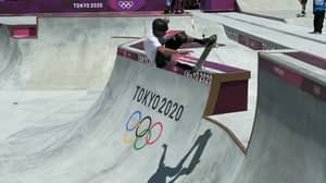托尼·霍克在东京奥运会滑板公园展示他仍然拥有它