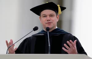 Matt Damon在毕业演讲中覆盖了很多地面