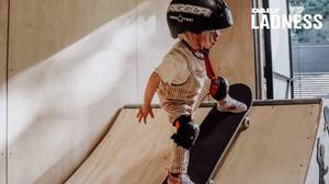 这个两岁的女孩已经是滑冰，冲浪和单板滑雪明星