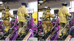 穿着完全统一的攀登的消防员110层，以纪念9/11的受害者