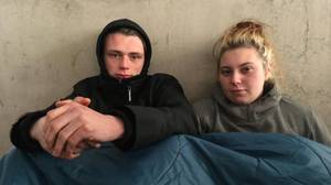 年轻无家可归的夫妇揭示了他们在风暴艾玛期间的幸存