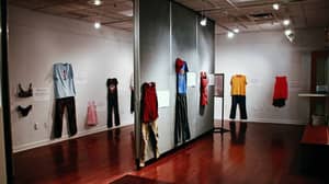强奸幸存者佩戴的衣服展览证明了衣服不会煽动攻击
