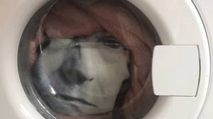 一名男子注意到洗衣机里有张脸盯着他看，吓了一大跳