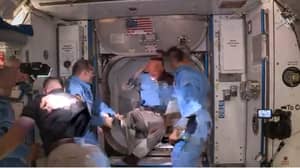 宇航员道格·赫利·刘海进入国际空间站