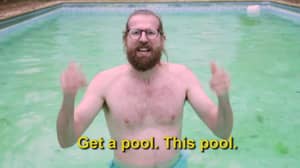 男人制作热闹的促销视频，用游泳池出售他的伦敦公寓