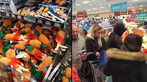购物者队列从凌晨6点开始在Aldi上获得胡萝卜玩具，然后才出现在eBay上数百人