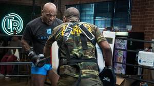 Mike Tyson在Roy Jones JR战斗之前分享了爆炸性训练视频