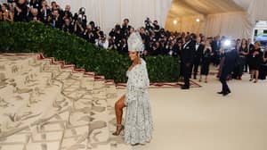 蕾哈娜（Rihanna）扬ann Angers天主教球迷穿着教皇服装遇见球