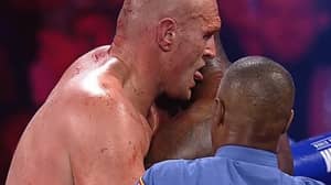 在拉斯维加斯的一场不可思议的胜利中，“Tyson Fury”舔掉了Deontay Wilder脖子上的血