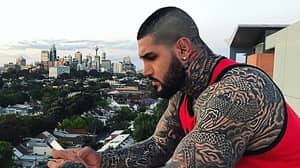 纹身的澳大利亚Instagram明星揭示了他最大的遗憾
